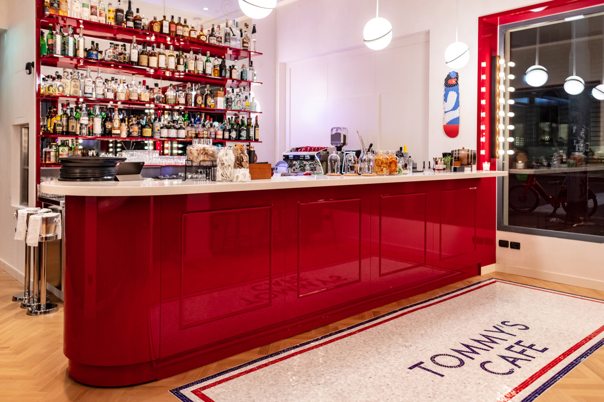 tommy's-cafe,-tommy-hilfiger-inaugura-il-nuovo-locale-a-milano