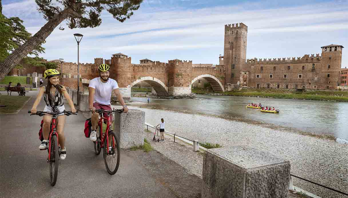 in-bicicletta-lungo-la-strada-di-giulietta-e-romeo