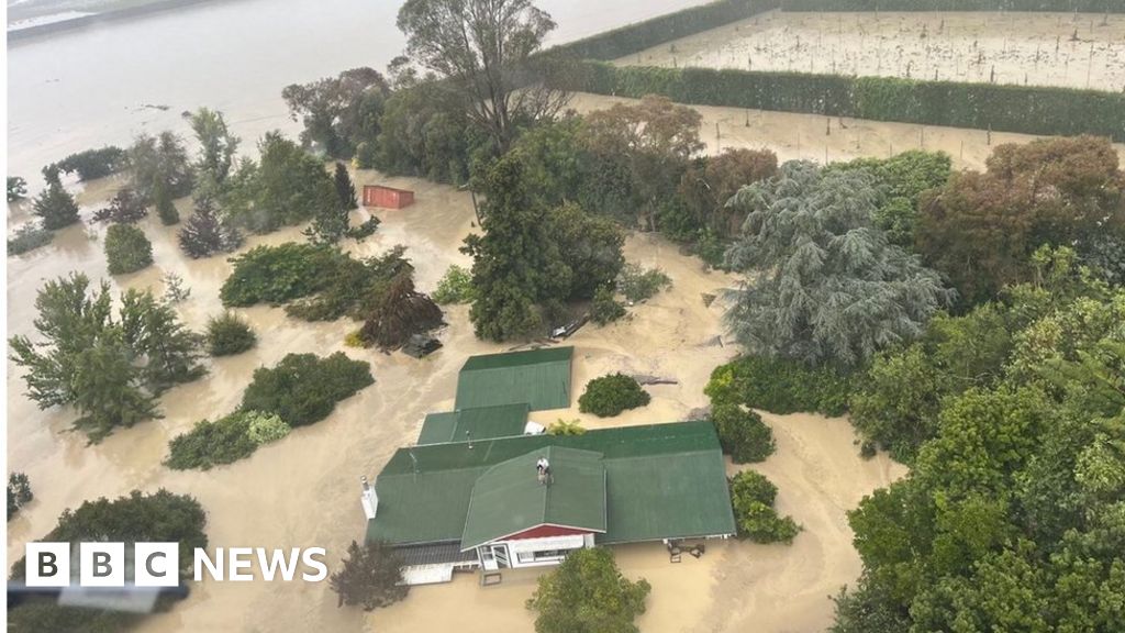 cyclone-gabrielle:-hundreds-rescued-from-rooftops-as-new-zealand-grapples-with-damage