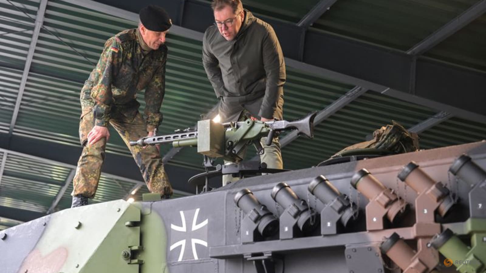 leopard-tanks-like-a-mercedes,-says-ukrainian-soldier-training-in-germany
