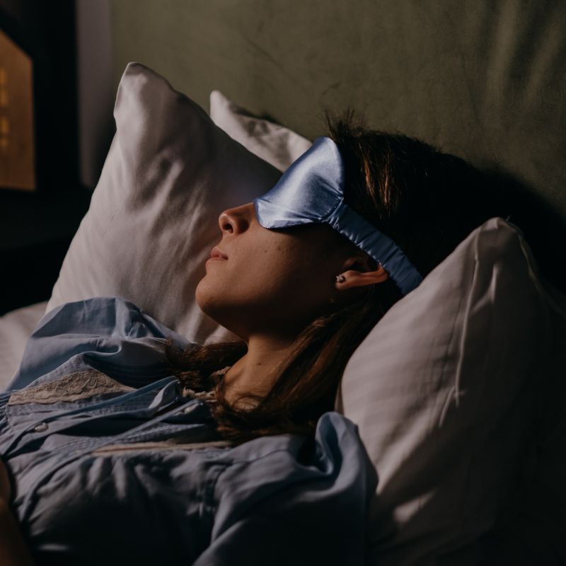 7-benefits-of-sleeping-with-an-eye-mask,-according-to-a-derm-and-a-sleep-coach