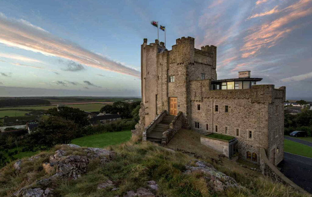 roch-castle,-st-davids-providing-360-degree-views-of-pembrokeshire