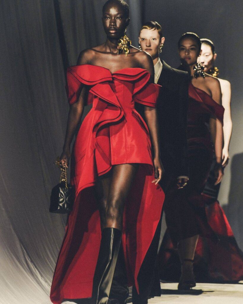 alexander-mcqueen-fall-winter-2023-–-exploration-of-beauty-and-power-|-senatus