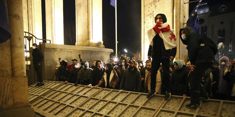 gli-scontri-tra-manifestanti-e-polizia-davanti-al-parlamento-della-georgia-–-il-post