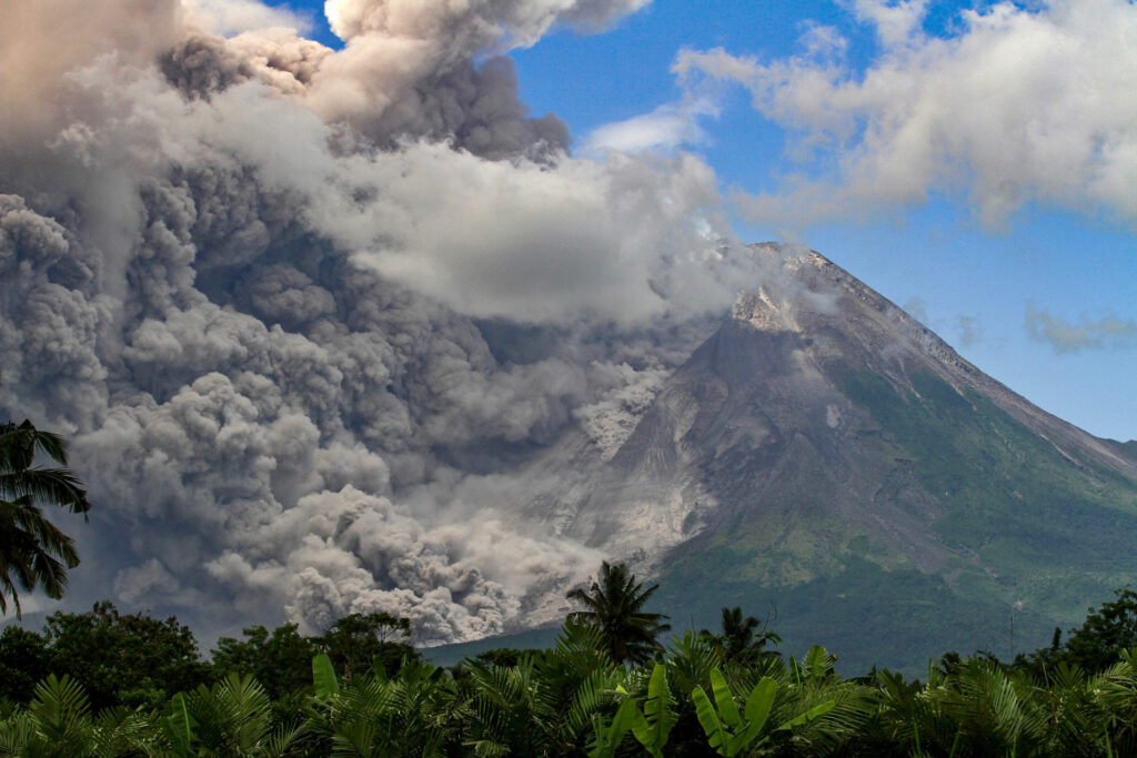 una-nube-di-ceneri-di-tre-chilometri,-torna-a-far-paura-il-vulcano-merapi