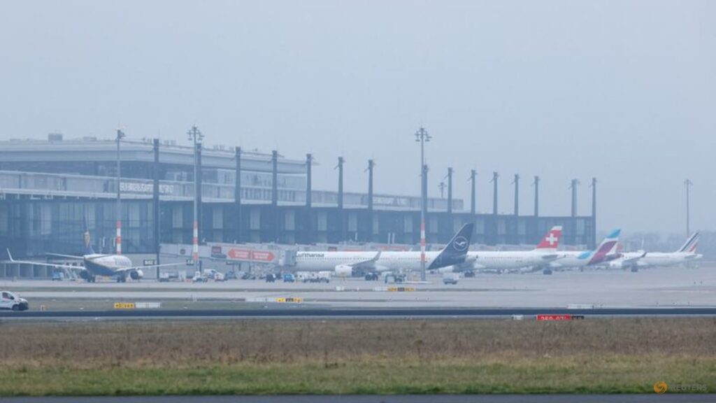 german-union-calls-for-strikes-on-monday-at-berlin,-hamburg-airports