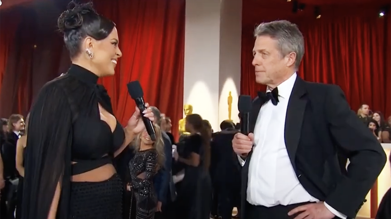 hugh-grant-oscars-interview-wasn't-rude,-he's-just-british