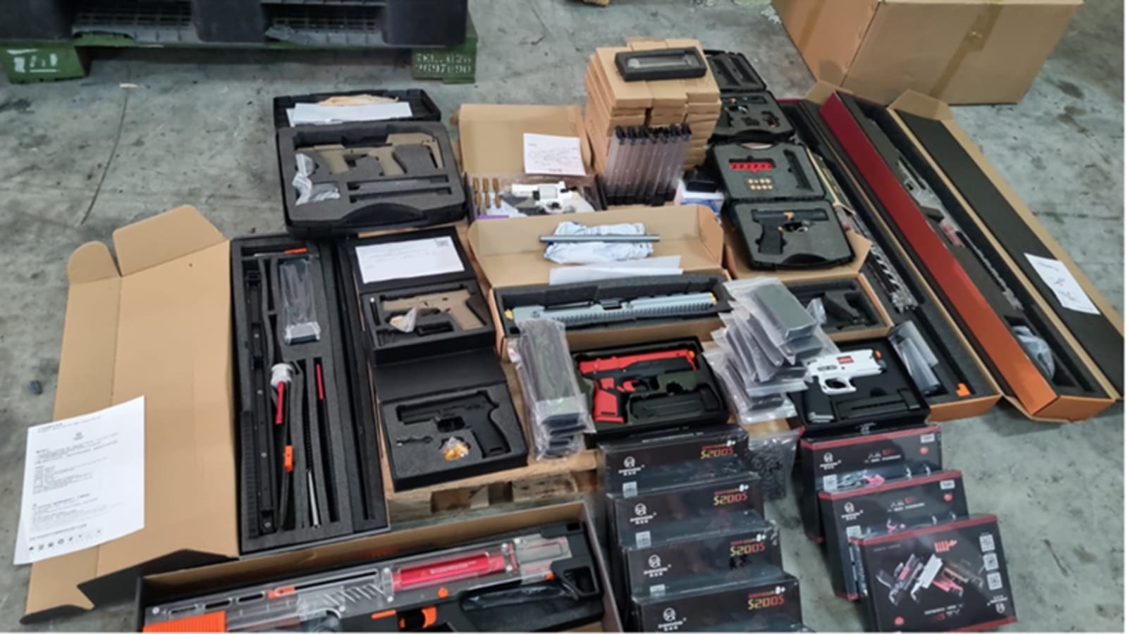 man-arrested-for-allegedly-importing-20-replica-guns,-54-magazines