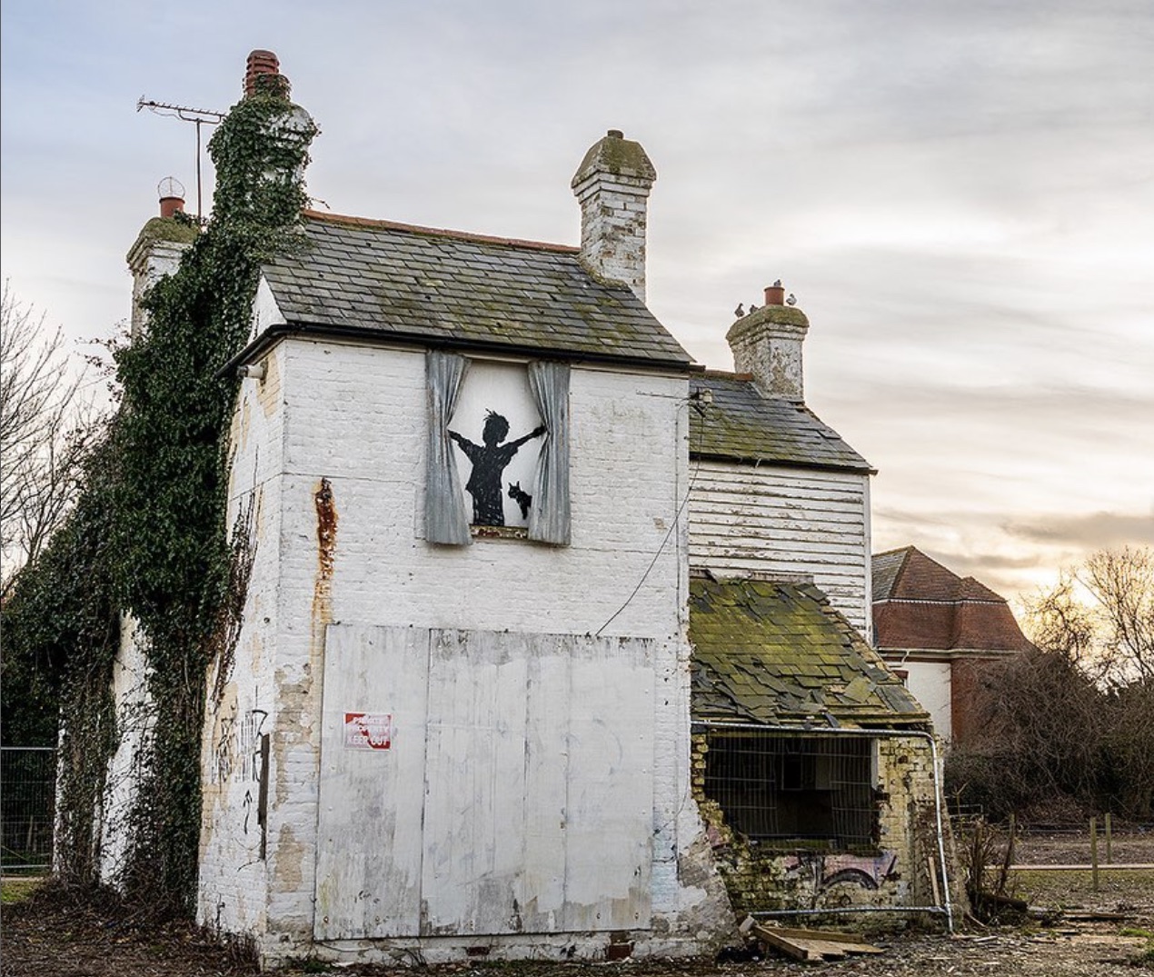 a-500-year-old-english-farmhouse-with-a-banksy-mural-has-been-demolished