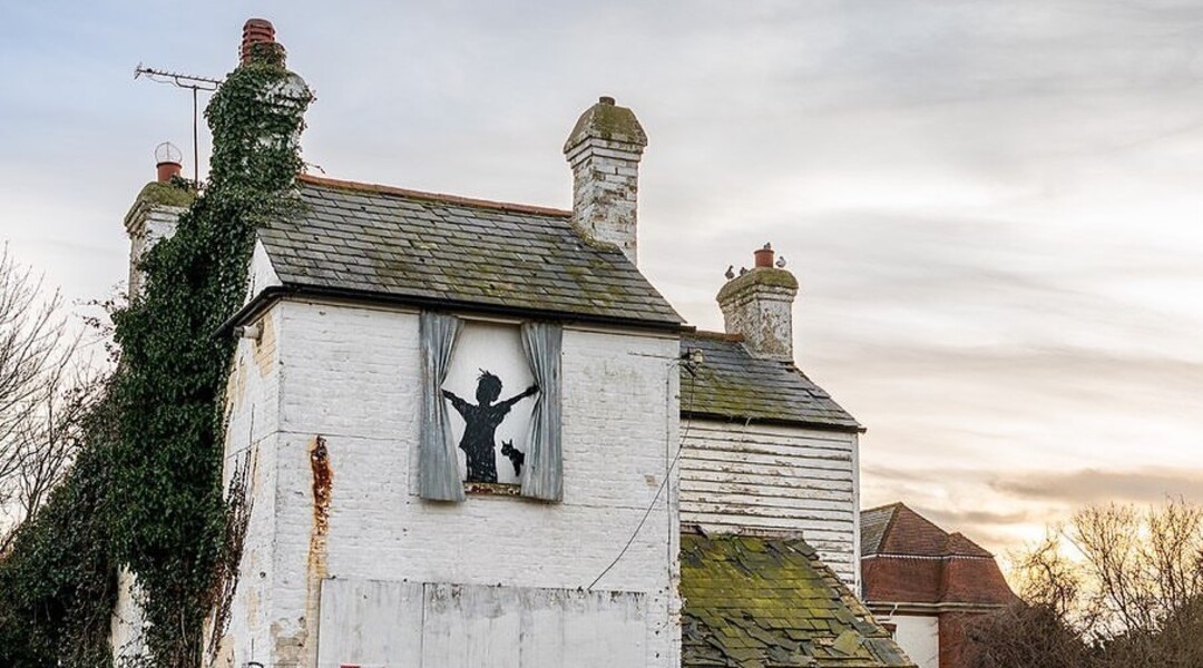 art-destruction:-contractors-accidentally-demolish-a-recent-banksy-mural