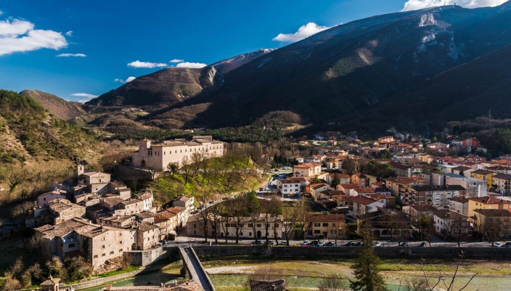 piobbico,-gioiello-incastonato-in-una-vallata-tra-i-monti-delle-marche